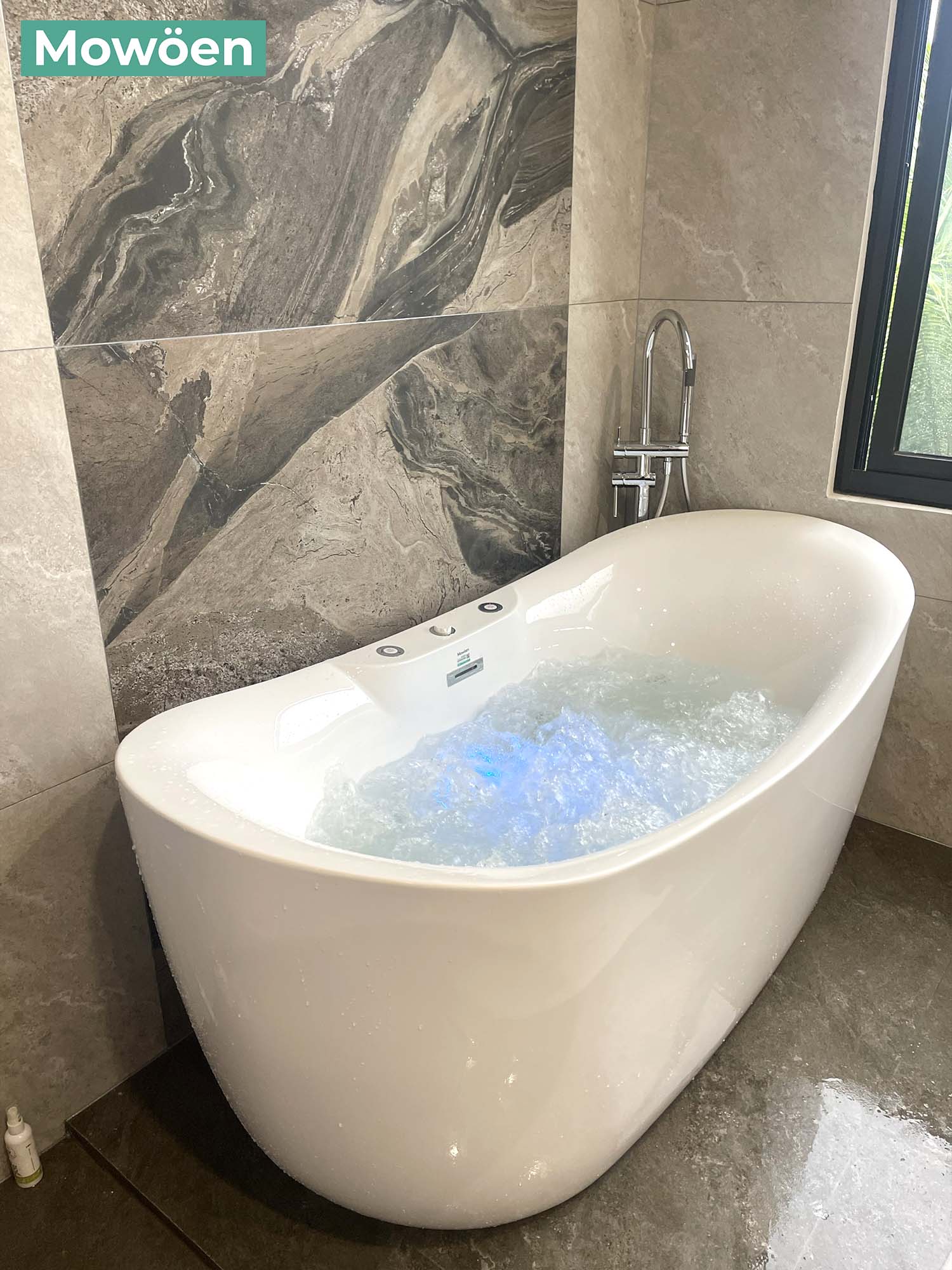 Hoàn thiện bồn tắm massage Mowoen MW8305B tại biệt thự tân cổ điển Đan Phượng Hoàn thiện bồn tắm massage Mowoen MW8305B tại biệt thự tân cổ điển Đan Phượng