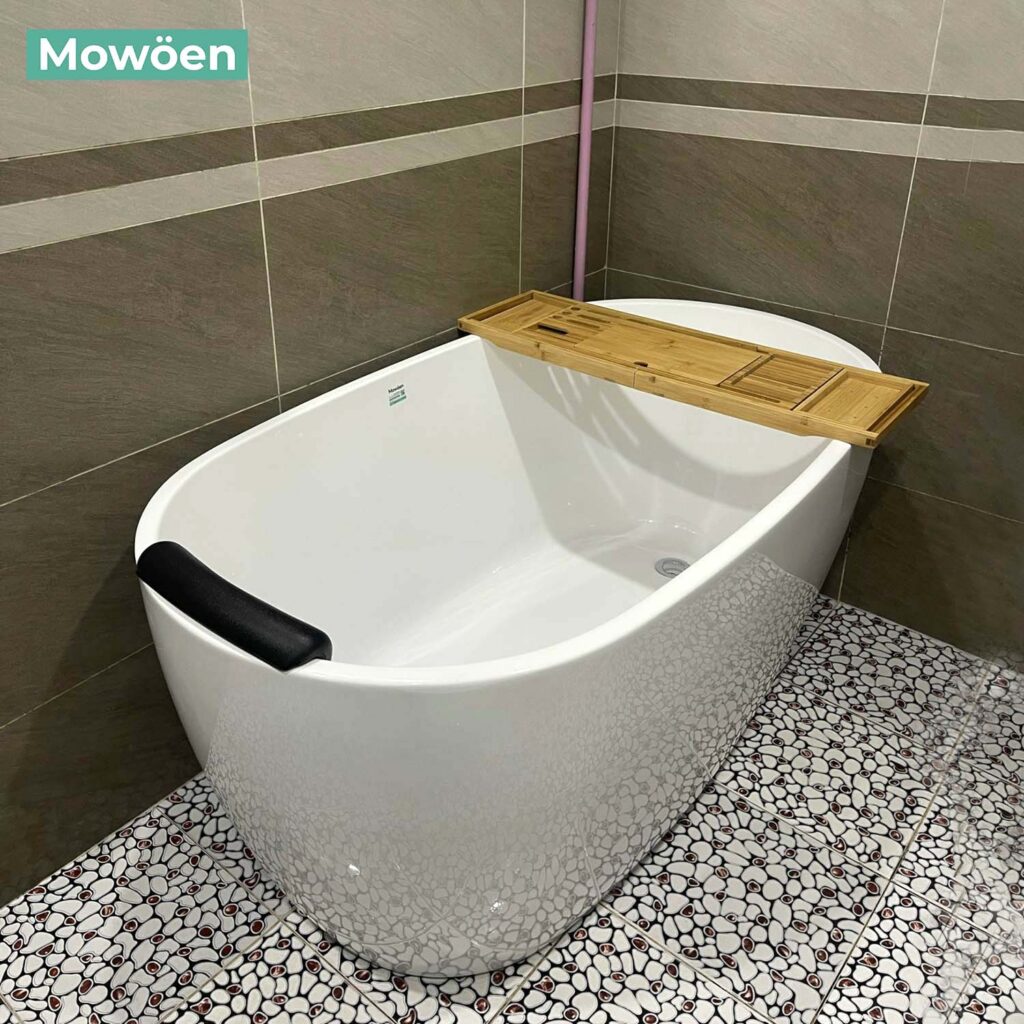 Mẫu bồn tắm 1m3 Mowoen phù hợp phòng tắm diện tích nhỏ 7 Mẫu bồn tắm 1m3 Mowoen MW8203 - 130 thiết kế Công Thái Học