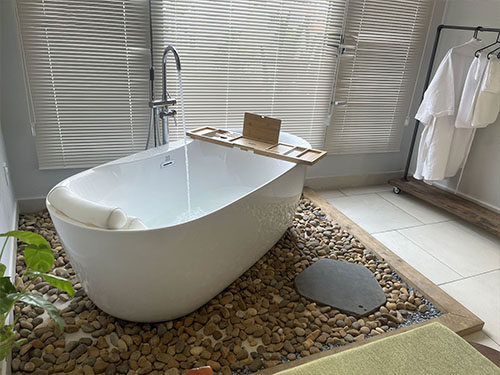 Vẻ đẹp bồn tắm Mowoen MW8237 tại Mây Homestay Sài Gòn