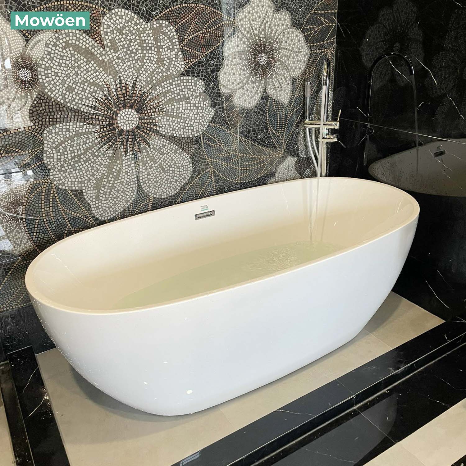 Tạo không gian phòng tắm đẹp với bồn tắm Mowoen cùng tường hoa