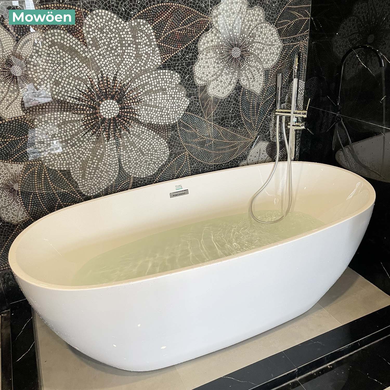 Bồn tắm Mowoen kết hợp cùng tường hoa phòng tắm đẹp