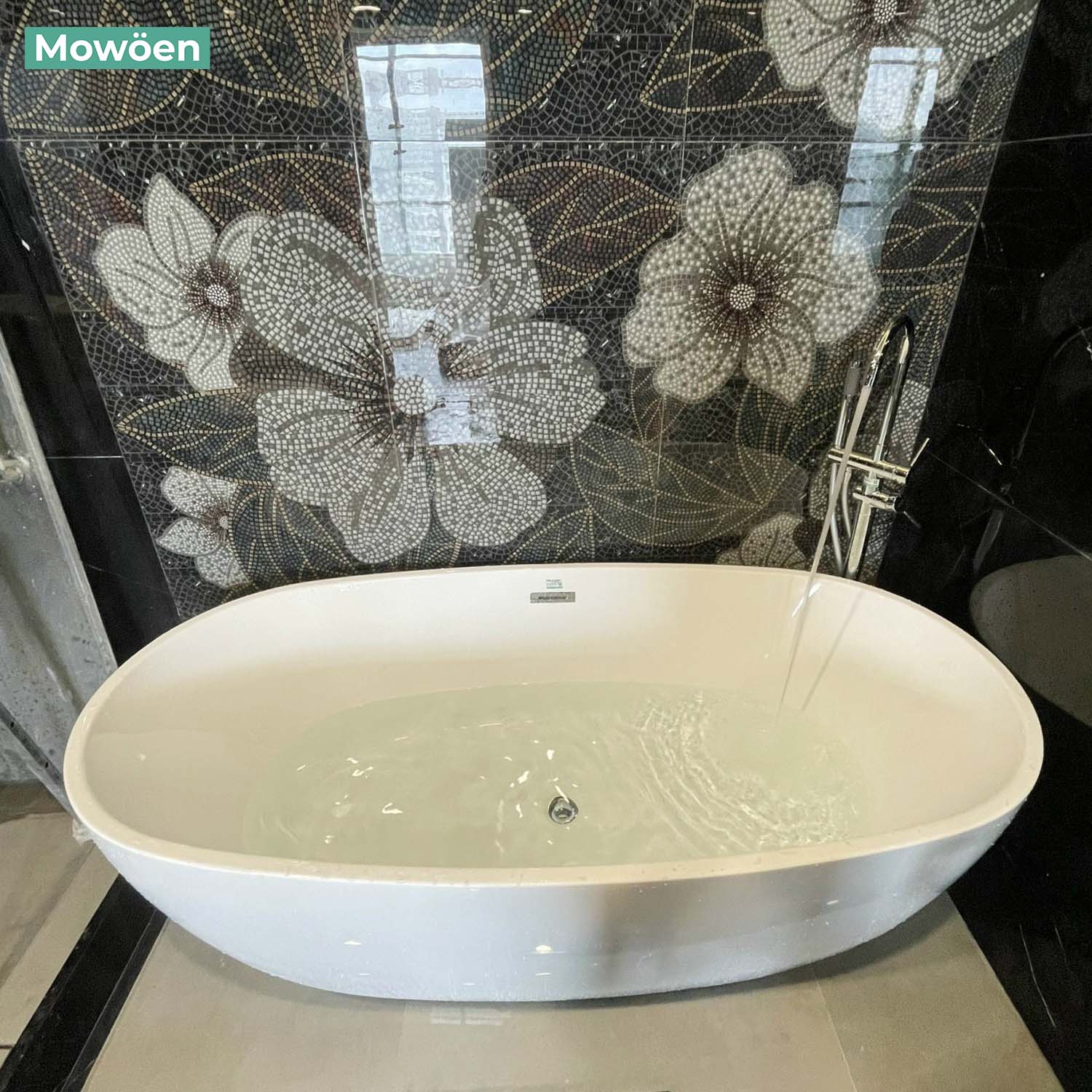 Bồn tắm Mowoen kết hợp cùng tường hoa phòng tắm đẹp