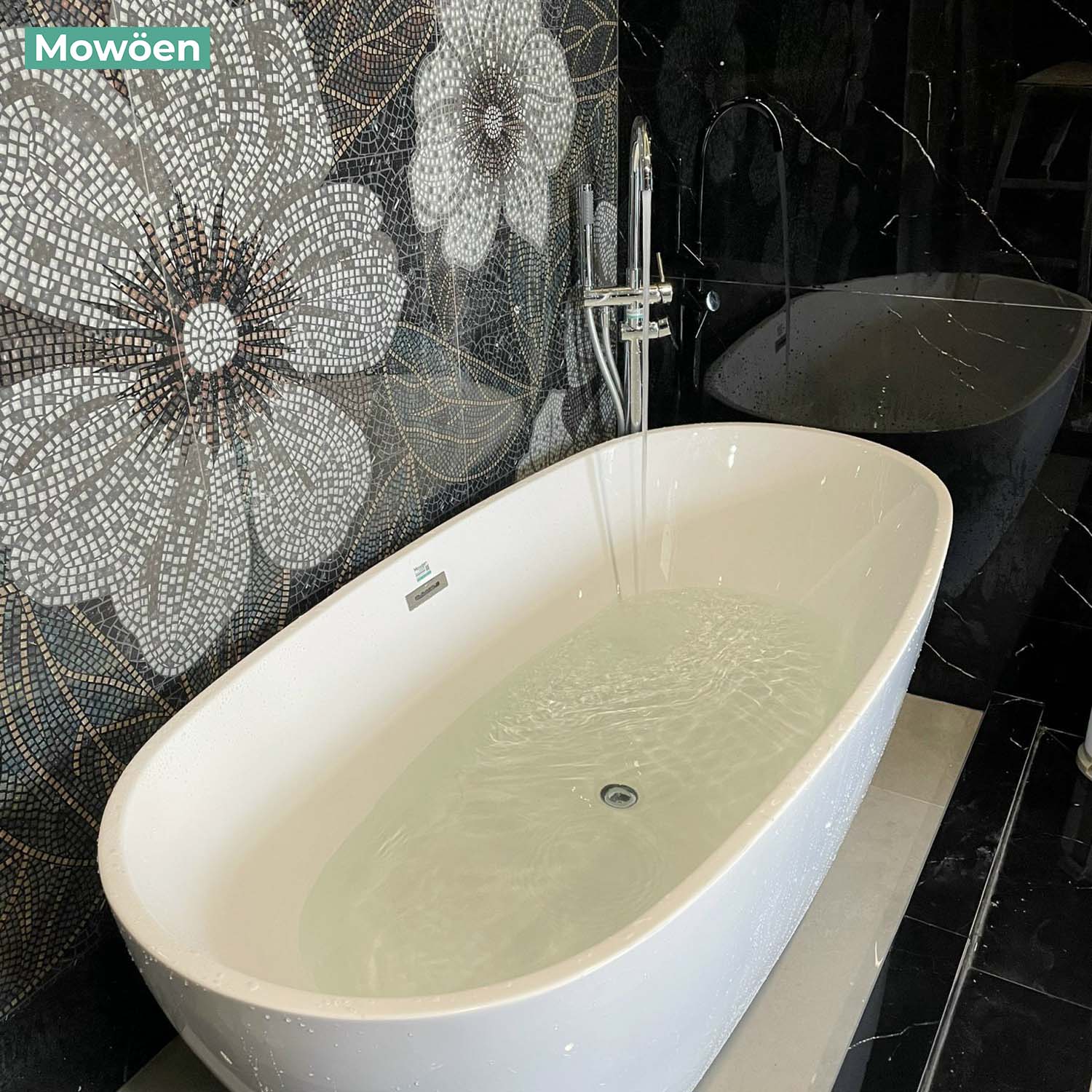 Bồn tắm Mowoen kết hợp cùng tường hoa phòng tắm đẹp