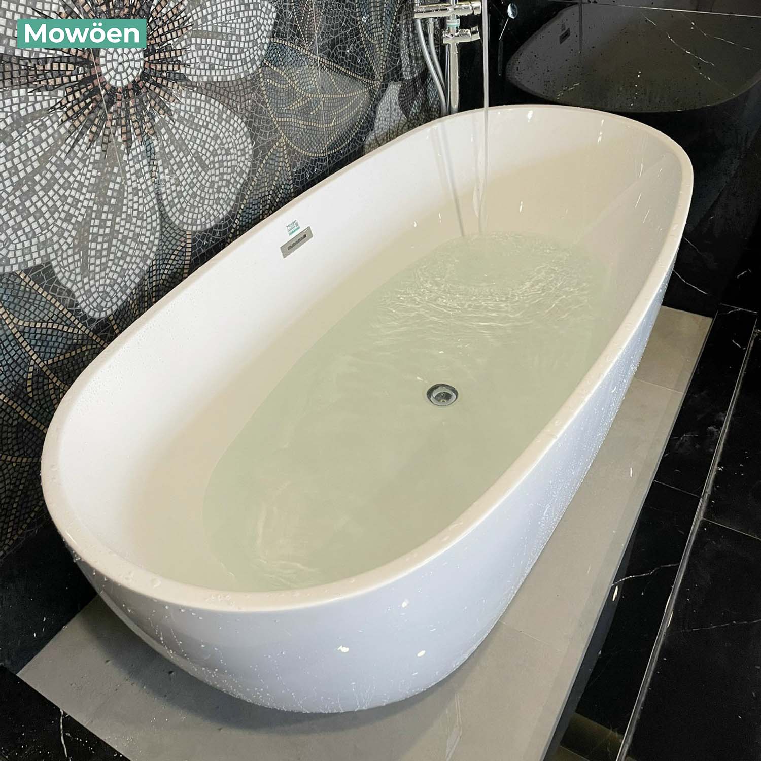 Bồn tắm Mowoen kết hợp cùng tường hoa phòng tắm đẹp
