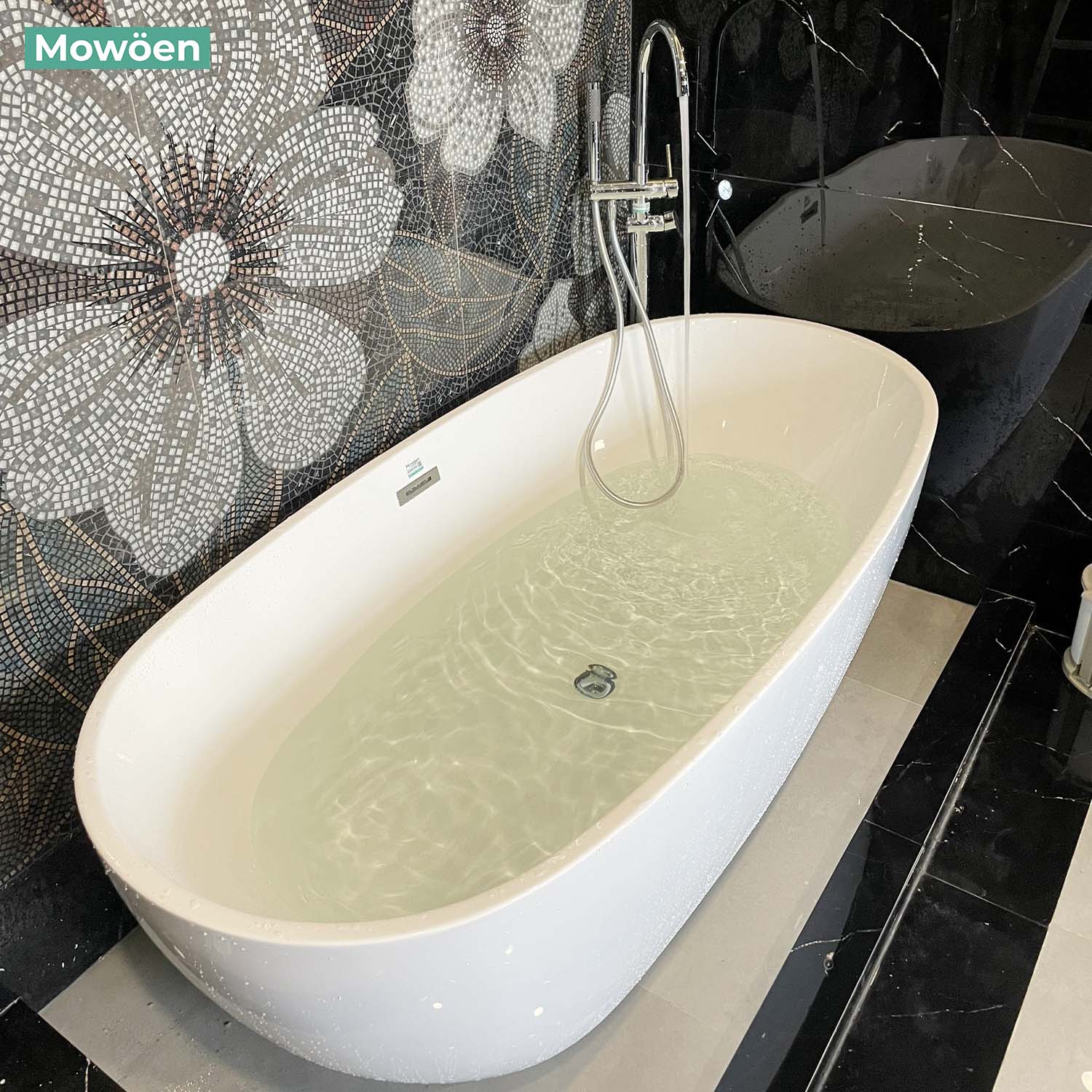 Bồn tắm Mowoen kết hợp cùng tường hoa phòng tắm đẹp