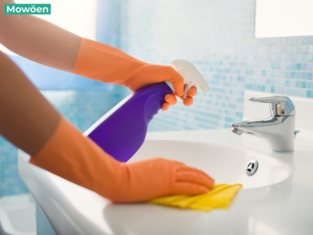 Sử dụng chất tẩy rửa chuyên dụng vệ sinh vòi bồn tắm Mowoen