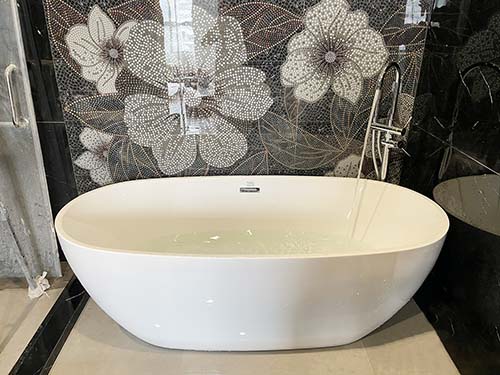 Tạo không gian phòng tắm đẹp với bồn tắm Mowoen cùng tường hoa