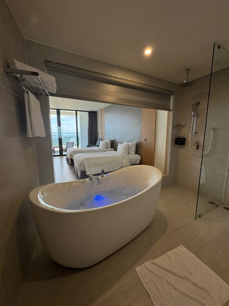 Bồn tắm massage MW8305BFB - Dấu ấn tiện nghi tại Aquamarine Cam Ranh